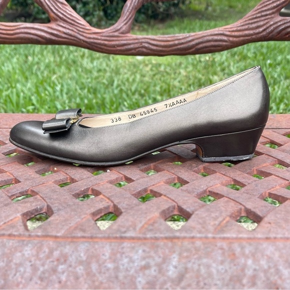 Salvatore Ferragamo Boutique Italian Vara Bow Pumps In Bronze Like New - Picture 4 of 14